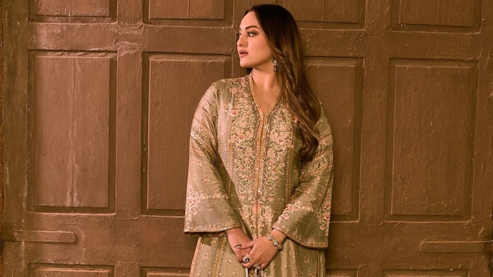 Golden Floral Suit: Dressed in a subtle golden suit with elaborate floral work, Sonakshi looks regal and perfect for an event which is class apart. (Image source: Instagram/ aslisona)