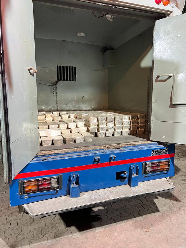 पुणे शहरात काही दिवसांपूर्वी एक व्हॅन पोलिसांनी पकडले होते, त्यामध्ये दागिने व मौल्यवान वस्तू होत्या. त्यानंतर, आता मुंबईत चांदीच्या वीटांनी भरलेली व्हॅन पोलिसांनी पकडली आहे.