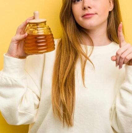 ਸ਼ੂਗਰ ਤੋਂ ਬਚਣ ਲਈ ਲੋਕ ਹਰ ਚੀਜ਼ 'ਚ ਸ਼ਹਿਦ ਮਿਲਾ ਕੇ ਖਾ ਰਹੇ ਹਨ, ਜਿਨ੍ਹਾਂ 'ਚੋਂ ਸਭ ਤੋਂ ਆਮ ਚਾਹ ਹੈ। ਚਾਹ ਵਿੱਚ ਸ਼ਹਿਦ ਮਿਲਾ ਕੇ ਖਾਣਾ ਓਨਾ ਫ਼ਾਇਦੇਮੰਦ ਨਹੀਂ ਹੁੰਦਾ ਜਿੰਨਾ ਅਸੀਂ ਸੋਚਦੇ ਹਾਂ। ਆਓ ਤੁਹਾਨੂੰ ਦੱਸਦੇ ਹਾਂ ਕਿ ਸ਼ਹਿਦ ਨੂੰ ਕਿਹੜੀਆਂ ਚੀਜ਼ਾਂ ਦੇ ਨਾਲ ਨਹੀਂ ਮਿਲਾਉਣਾ ਚਾਹੀਦਾ ਅਤੇ ਇਸ ਦਾ ਸੇਵਨ ਕਰਨ ਨਾਲ ਕੀ ਨੁਕਸਾਨ ਹੁੰਦਾ ਹੈ।