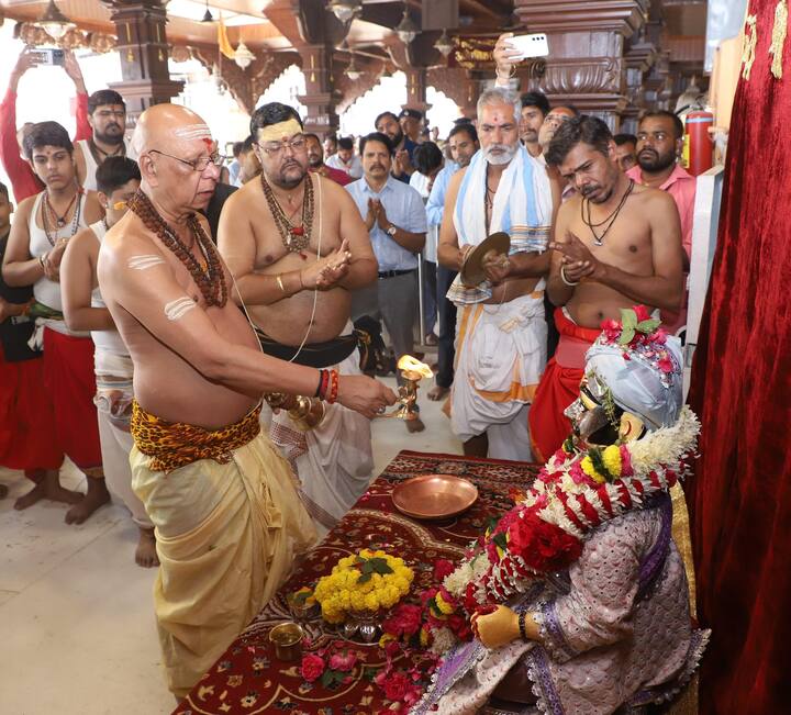 जिसके पश्यात सवारी पटनी बाजार, गुदरी चौराहा होते हुए महाकालेश्‍वर मंदिर पहुंची. वैकुंठ चतुर्दशी शनिवार 14 नवम्बर 2024 को रात्रि 11 बजे हरिहर मिलन की सवारी निकाली जावेगी.