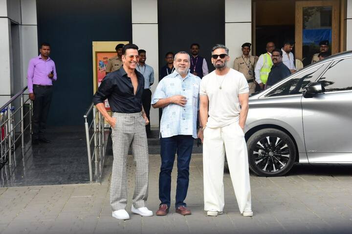 अक्षय कुमार ने ब्लैक शर्ट के साथ ग्रे शेड की शर्ट पहनी है. वहीं व्हाइट शूट और आंखों पर चश्मा लगाकर एक्टर ने अपना लुक पूरा किया.