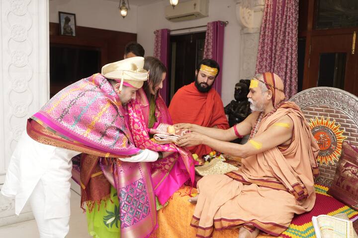 इससे पहले भी बीते अक्टूबर माह में शंकराचार्य स्वामी अविमुक्तेश्वरानंद राघव चड्ढा के आवास पर पहुंचे थे.