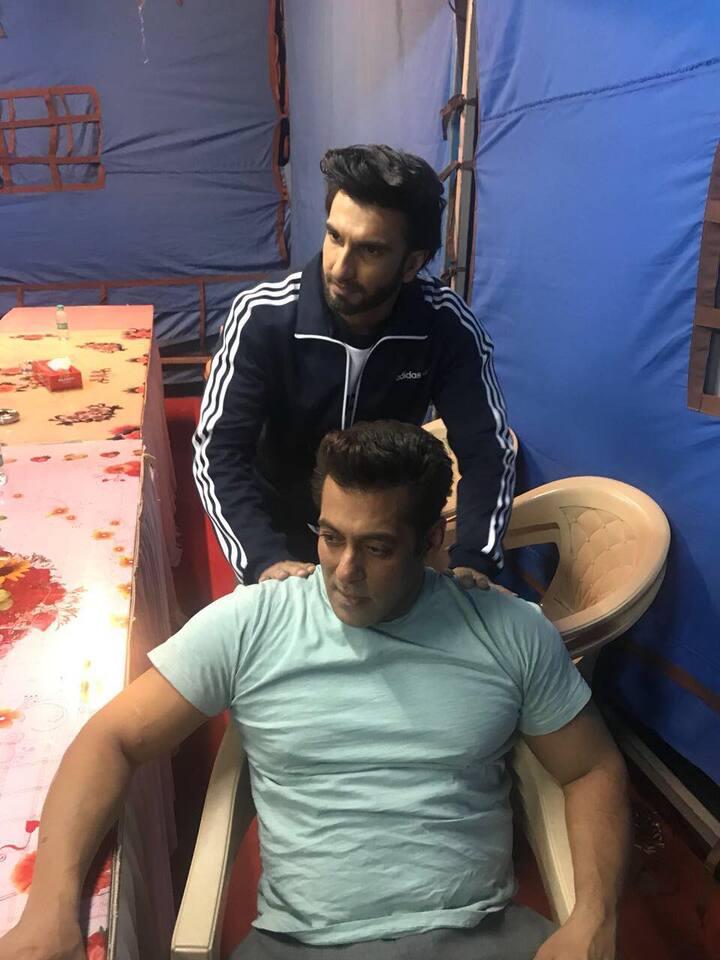 वहीं सलमान की ये बात सुनकर ये सुन रणवीर स्टेज पर जोर जोर से ठहाके लगाते दिखाई दिए थे. साथ ही उन्होंने एक्टर को ये भी बताया था कि वो उनके बहुत बड़े फैन हैं.