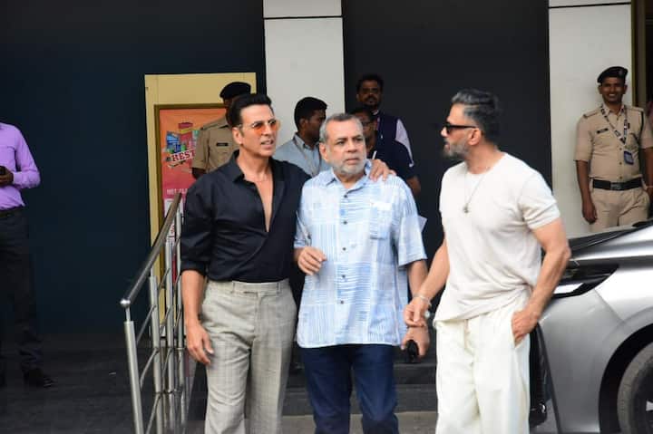 वहीं सुनील शेट्टी को इन तस्वीरों में ऑल व्हाइट लुक में देखा गया. एक्टर ने व्हाइट टीशर्ट के साथ मैचिंग ट्राउजर कैरी किया है.