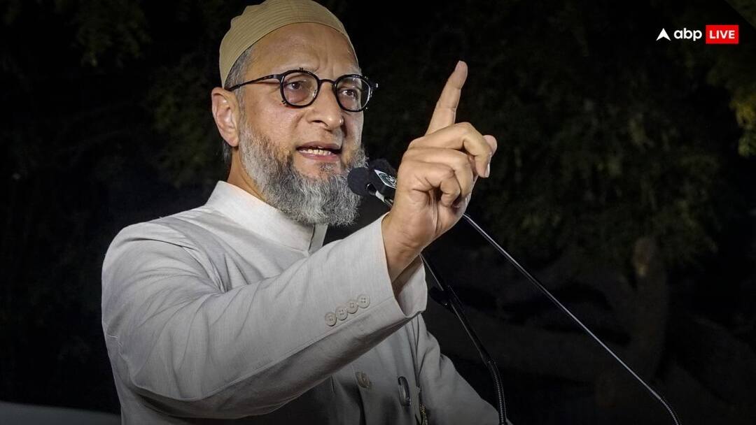 'हमारे पूर्वज अंग्रेजों से लड़े थे, आपके पूर्वजों ने प्रेम पत्र लिखे', देवेंद्र फडणवीस पर भड़के असदुद्दीन ओवैसी My ancestors fought against Britishers and yours wrote love letters says Asaduddin Owaisi to Devendra Fadnavis 'हमारे पूर्वज अंग्रेजों से लड़े थे, आपके पूर्वजों ने प्रेम पत्र लिखे', देवेंद्र फडणवीस पर भड़के असदुद्दीन ओवैसी