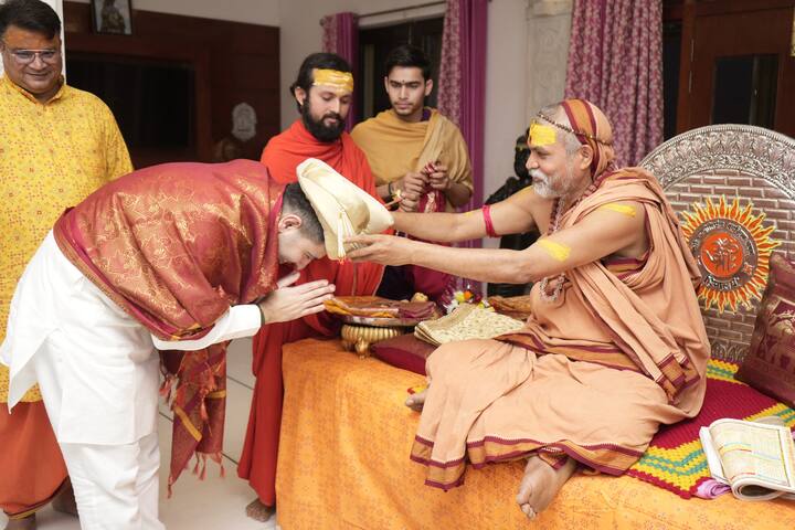 उनके चरणों से घर का हर कोना पवित्र हो गया. परिवार ने उनका आशीर्वाद और प्रसाद लिया. परमपिता परमेश्वर का आभार जिनकी कृपा से अनमोल क्षण प्राप्त हुआ.