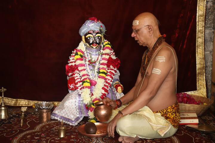 महाकालेश्वर मंदिर समिति के प्रशासक गणेश कुमार धाकड़ ने बताया कि सवारी निकलने के पूर्व सोमवार सायं 04 बजे महाकालेश्‍वर मंदिर के सभामण्‍डप में भगवान का विधिवत पूजन अर्चन किया गया.