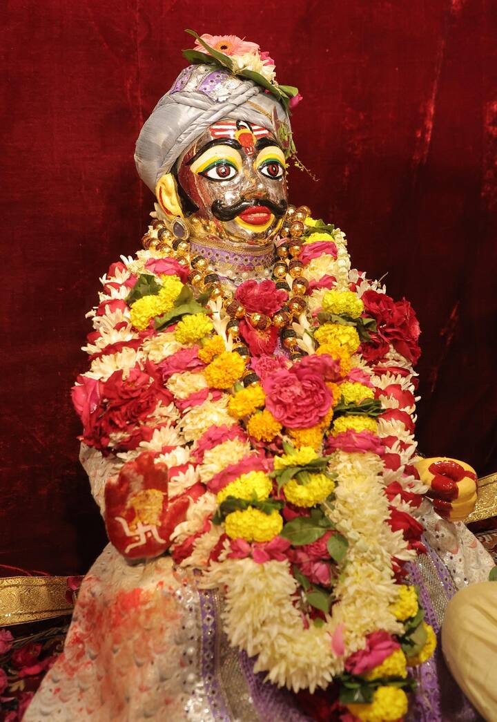 तत्‍पश्‍चात भगवान श्री महाकालेश्वर अपनी प्रजा का हाल जानने भ्रमण पर निकले. कार्तिक माह की दूसरी सवारी विधिवत पूजन- अर्चन के बाद महाकालेश्‍वर मंदिर से गुदरी चौराहा, बक्षी बाजार, कहारवाडी होते हुए रामघाट क्षिप्रा तट पहुंची. जहां पर भगवान श्री महाकालेश्वर का मां क्षिप्रा के जल से अभिषेक किया गया.