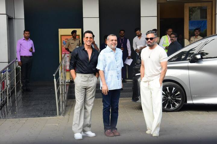 बता दें कि अक्षय कमार ने हाल ही में अपने एक इंटरव्यू में ‘हेरा फेरी 3’ को लेकर हिंट दिया था. वहीं इसके बाद तीनों का एकसाथ दिखना, ये सबूत है कि फिल्म जल्दी ही फ्लोर पर आने वाली है.