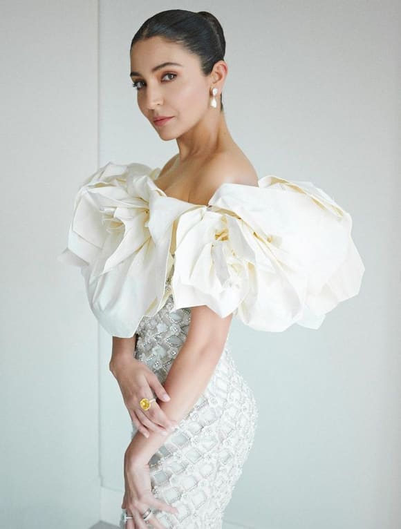 इसके अलावा अनुष्का गाय-भैंस का दूध भी नहीं पीती हैं. वो घर का बना हुआ बादाम दूध पीती हैं. एक्ट्रेस ने खुद इसका खुलासा किया था.