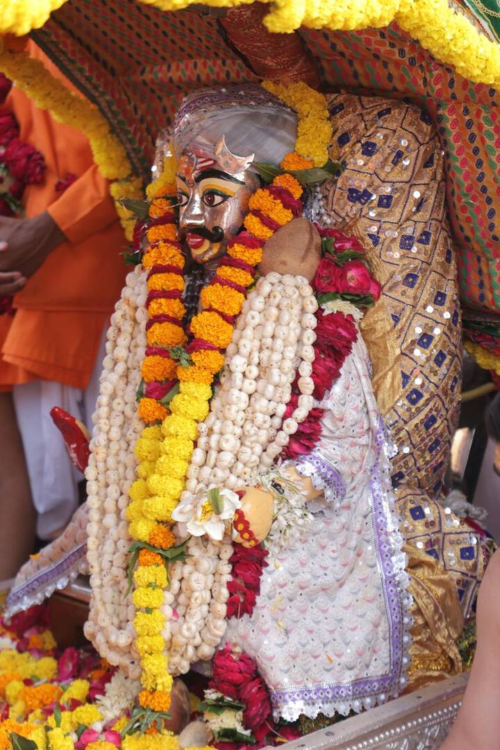 पूजन- अभिषेक के पश्‍चात सवारी रामघाट से गणगौर दरवाजा, मोढ़ की धर्मशाला, कार्तिेक चौक, खाती का मंदिर, सत्‍यनारायण मंदिर, ढाबा रोड, छत्री चौक, गोपाल मंदिर पहुची. गोपाल मंदिर पर परम्परानुसार पूजन किया गया.