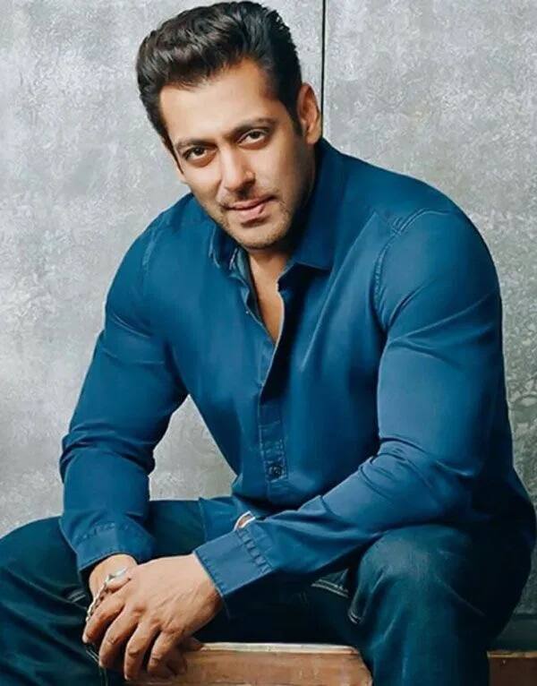 वर्कफ्रंट की बात करें तो दोनों ही स्टार हाल ही में रोहित शेट्टी की फिल्म ‘सिंघम अगेन’ में कैमियो करते नजर आए थे.