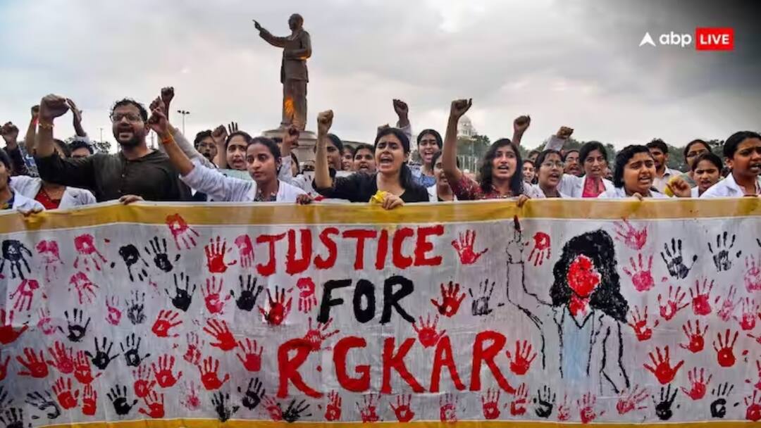 Kolkata Doctor Case: आरजी कर हत्याकांड के पीड़ित की मूर्ति के साथ हुई तोड़फोड़, जमीन पर मिला चेहरा Kolkata Doctor Case Statue of RG kar College Rape victim vandalized face found crushed on the ground Kolkata Doctor Case: आरजी कर हत्याकांड के पीड़ित की मूर्ति के साथ हुई तोड़फोड़, जमीन पर मिला चेहरा