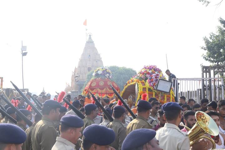 ऐसी मान्यता है कि वैकुंठ चतुर्दशी पर भगवान विष्णु को भगवान शिव सृष्टि का भार सौंप देते हैं.
