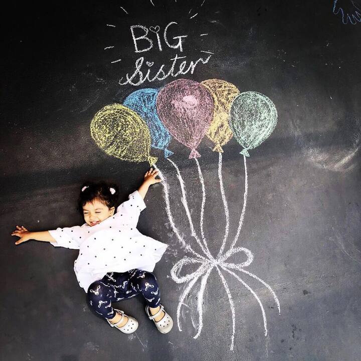शाहिद कपूर और मीरा राजपूत दो बच्चों के पेरेंट्स हैं. उन्होंने छोटे बेटे जैन के जन्म से पहले अलग अंदाज में प्रेग्नेंसी की अनाउंसमेंट की थी. उन्होंने मीशा की एक फोटो शेयर की जिसमें चॉक से बैलून बने हुए हैं और ऊपर लिखा था बिग सिस्टर.