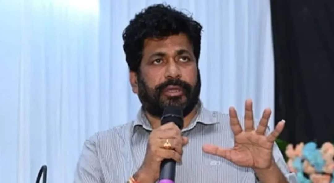 Bacchu kadu Criticized mahavikas aghadi and MahaYuti candidates over Arvi Vidhan Sabha Election 2024 Maharashtra Vidhan Sabha Election 2024 Bacchu kadu : एकाने बायको उभी केली तर दुसऱ्याने बाबू उभा केला; बच्चू कडू यांची युती-आघाडीच्या उमेदवारांवर सडकून टीका