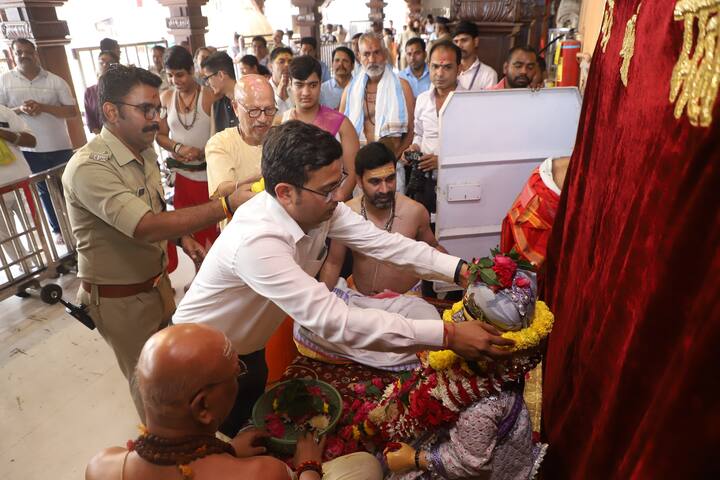 पूजन शासकीय पुजारी घनश्‍याम शर्मा द्वारा किया गया. सवारी जैसे ही मंदिर के मुख्‍य द्वार पर पहुंची, पालकी में विराजित भगवान को पुलिस के जवानों द्वारा सलामी दी गई.