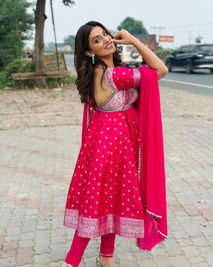 अक्षरा सिंह - अब बात करते हैं भोजपुरी सिनेमा की बेबाकी एक्ट्रेस अक्षरा सिंह की. जो अपनी फिल्मों और गानों से ज्यादा बयानों को लेकर चर्चा में रहती हैं. अक्षरा की इंडस्ट्री में तगड़ी फैन फॉलोइंग है.