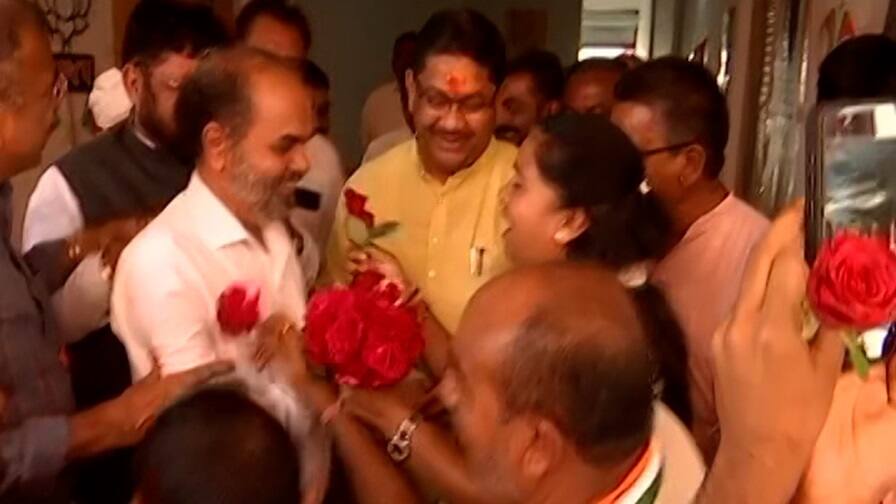 Vav assembly bypoll: ભાભરમાં ભાજપ કાર્યાલય પહોંચી કોંગ્રેસના નેતાઓએ કર્યો પ્રચાર, ગેનીબેને કોને આપ્યું ગુલાબનું ફૂલ? Vav assembly bypoll Congress leaders reached BJP office in Bhabhar Vav assembly bypoll: ભાભરમાં ભાજપ કાર્યાલય પહોંચી કોંગ્રેસના નેતાઓએ કર્યો પ્રચાર, ગેનીબેને કોને આપ્યું ગુલાબનું ફૂલ?