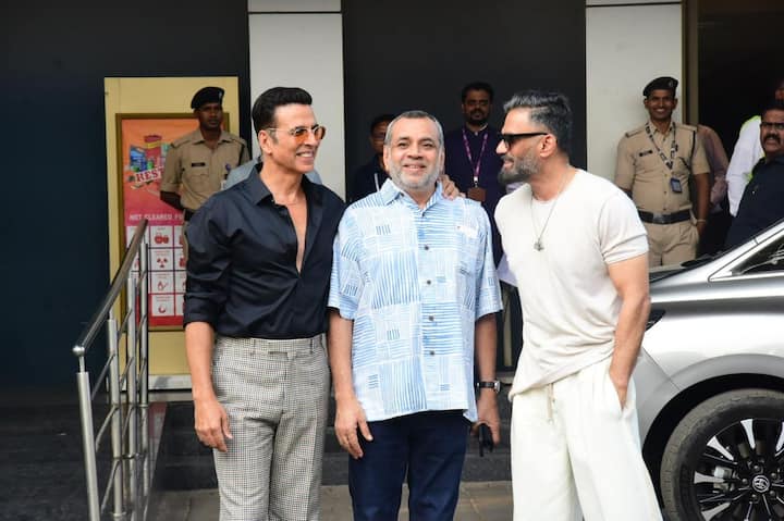 इसके अलावा बाबू भैया यानि परेश रावल हमेशा की तरह बेहद सादगी के साथ एयरपोर्ट पहुंचे थे. उन्होंने ब्लू शर्ट के साथ ब्लैक जींस पहनी थी.