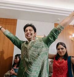 हाथ पर लिखवाया दुल्हनिया का नाम, ग्रीन कुर्ता पहन खूब किया डांस, नेहा कक्कड़ के एक्स हिमांश कोहली की मेहंदी की तस्वीरें आई सामने