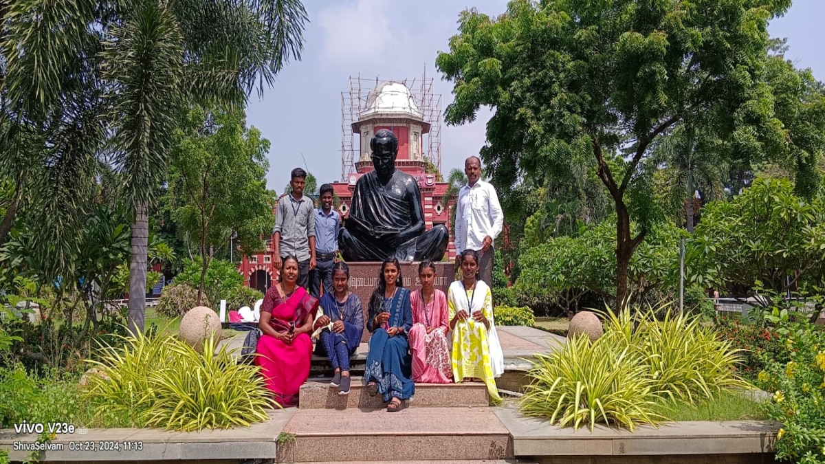 கயத்தாறு To ஐஐடி... மாணவர்களின் அறிவு பசியை தூண்டிவிட்ட காவலர்... முன்னாள் மாணவரின் சபாஷ் செயல்