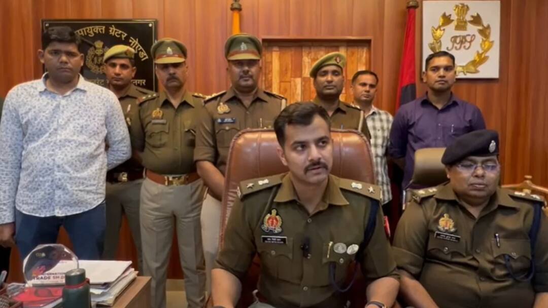 Greater Noida: OTT और फिल्मों से सीखी प्रीमियम गांजे की फार्मिंग, फ्लैट के गमलों में उगाने लगा गांजा Greater Noida Police Arrest Man Doing Ganja Farming in Flat learn OTT Films UP Crime News ANN Greater Noida: OTT और फिल्मों से सीखी प्रीमियम गांजे की फार्मिंग, फ्लैट के गमलों में उगाने लगा गांजा