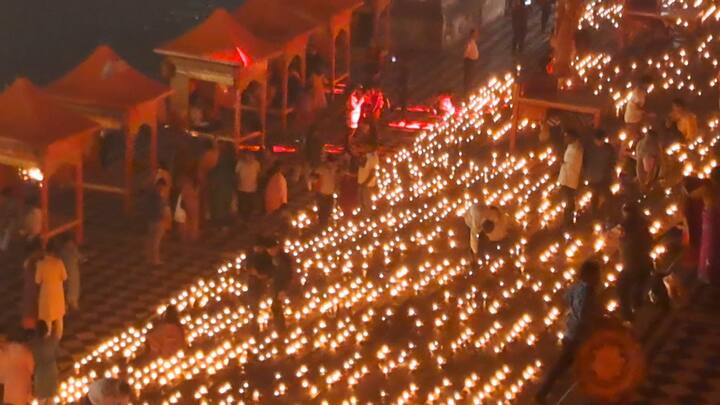 वहीं राज्य स्थापना दिवस के उपलक्ष्य में आज हरिद्वार में भव्य ड्रोन सो व दीपोत्सव तथा भजन संध्या कार्यक्रम का आयोजन किया गया.