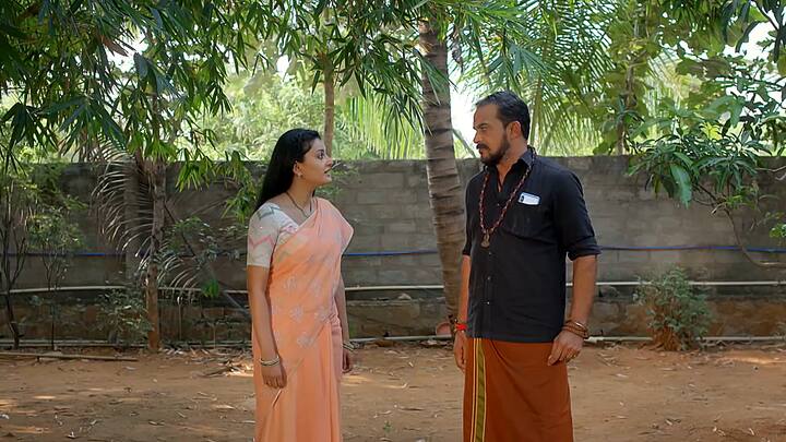 మహదేవయ్య - చక్రవర్తి మాట్లాడుతుండగా అక్కడకు సత్యవస్తుంది.. చక్రవర్తి అక్కడి నుంచి వెళ్లిపోతాడు. జరిగిన లొల్లి చూస్తుంటే అర్థంకాలేదా క్రిష్ ఎప్పుడూ నావైపే ఉంటాడు అంటాడు మహదేవయ్య.. క్రిష్ అసలు తండ్రి ఎవరో తెలుసుకుని మీకు చెక్ పెడతానని సవాల్ చేస్తుంది సత్య