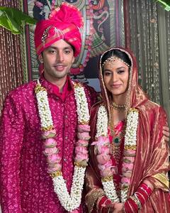 Himansh Kohli First Wedding Pic: शादी के बंधन में बंधे हिमांश कोहली...मंदिर में लिए सात फेरे, किस कर नई दुल्हन पर लुटाया प्यार