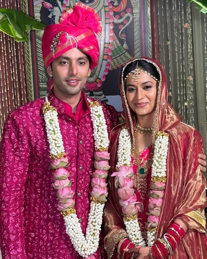 हिमांश कोहली की शादी की तस्वीरें सोशल मीडिया पर अपलोड होते ही वायरल होने लगी है. तस्वीरों में एक्टर अपनी वाइफ के साथ शादी के मंडप में पोज देते नजर आए.