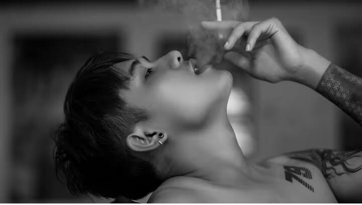 જો માતાપિતા ધૂમ્રપાન કરે છે, તો તેમના બાળકો ધૂમ્રપાન કરે છે. તે જ સમયે, મૂવીઝ, ટીવી શો અને જાહેરાતો ધૂમ્રપાનને સ્ટાઇલિશ અને આકર્ષક ટેવ તરીકે દર્શાવે છે.