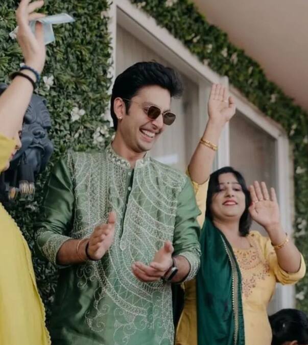 हिमांश कोहली के घर में इन दिनों खुशियों का माहौल है. दरअसल एक्टर दूल्हा बनने जा रहे हैं.एक्टर की शादी की रस्में भी शुरू हो चुकी हैं. बीते दिन एक्टर की मेहंदी सेरेमनी फंक्शन होस्ट किया गया था. हिमांश की मेहंदी फंक्शन की तस्वीरों पर फैंस खूब प्यार लुटा रहे हैं.