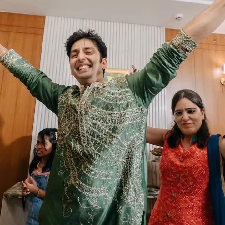 वहीं इससे पहले एक्टर अपनी मेहंदी सेरेमनी में झूमते हुए नजर आए थे. ये तस्वीरें भी खूब वायरल हुई थी.