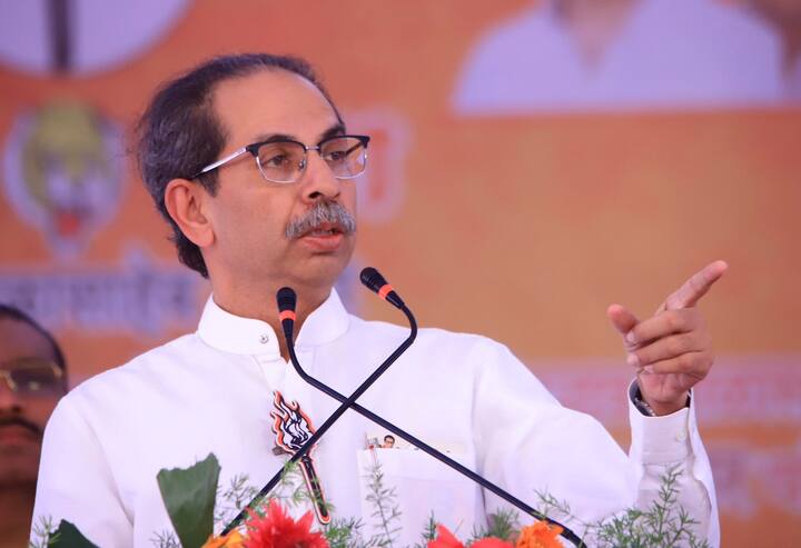 बता दें कि शिवसेना (यूबीटी) प्रमुख और महाराष्ट्र के पूर्व मुख्यमंत्री उद्धव ठाकरे ने यवतमाल के वनी एयरपोर्ट पर अधिकारियों द्वारा अपना सामान चेक किए जाने पर ऐतराज जताया था. उन्होंने इस पूरी घटना का वीडियो बनाकर सार्वजनिक मंच पर रोष जाहिर किया था.