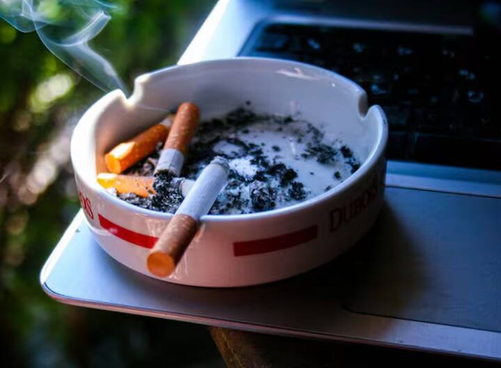 ਹਾਲੀਆ ਅਧਿਐਨ ਦਰਸਾਉਂਦੇ ਹਨ ਕਿ ਨੌਜਵਾਨ ਤੇ ਕਿਸ਼ੋਰ ਸਿਗਰਟਨੋਸ਼ੀ ਦੇ ਸਭ ਤੋਂ ਵੱਧ ਸ਼ਿਕਾਰ ਹਨ। ਦੋਸਤਾਂ ਦਾ ਦਬਾਅ ਨੌਜਵਾਨਾਂ ਨੂੰ ਸਿਗਰਟਨੋਸ਼ੀ ਵੱਲ ਧੱਕਦਾ ਹੈ। ਉਹ ਸੋਚਦੇ ਹਨ ਕਿ ਸਿਗਰਟ ਪੀਣ ਨਾਲ ਉਹ ਮਸ਼ਹੂਰ ਹੋ ਜਾਣਗੇ ਅਤੇ ਸਟਾਈਲਿਸ਼ ਨਜ਼ਰ ਆਉਣਗੇ।