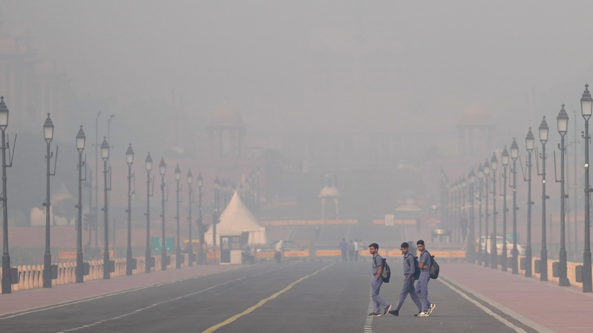 Delhi Pollution: दिल्ली में छाई धुंध की परत, AQI 300 के पार, कब तक राहत की उम्मीद?