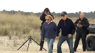 समुद्र के किनारे रेत पर टहलने निकले राष्ट्रपति बाइडन, कई बार लड़खड़ाए तो पत्नी ने गिरने से बचाया