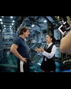 अवनीत कौर टॉम क्रूझसोबत मिशन इम्पॉसिबल - द फायनल रेकॉनिंगच्याच्या  सेटवर दिसत आहे.