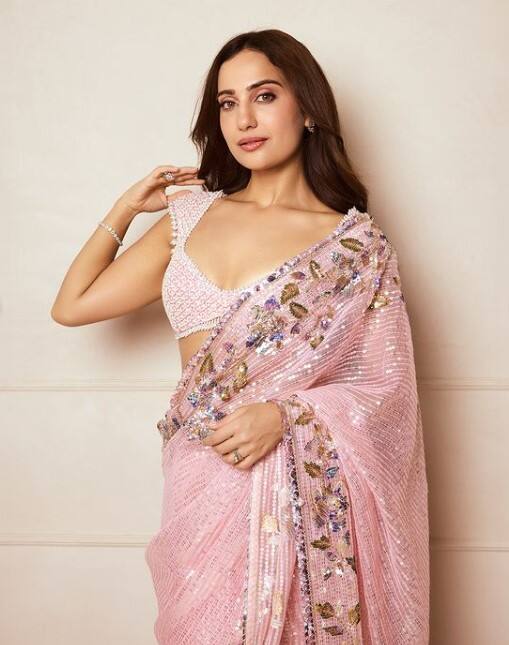 કુશા કપિલા પિંક સ્ટાઈલિશ સાડીમાં જોવા મળી રહી છે. સાડીમાં અભિનેત્રીનો ગ્લેમરસ લૂક જોઈ ફેન્સ પણ તેના પર ફિદા થઈ ગયા છે. નવા લૂકમાં અભિનેત્રી ખૂબ જ સુંદર લાગી રહી છે.