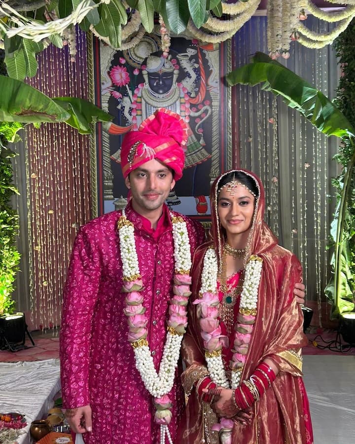 वहीं हिमांश कोहली की दुल्हन इन तस्वीरों में गोल्डन और रेड कलर के लहंगे में काफी ज्यादा खूबसूरत लग रही हैं. उन्होंने अपना लुक माथा पट्टी, गोल्ड नेकलेस और मैचिंग चूडियां पहनकर पूरा किया है.