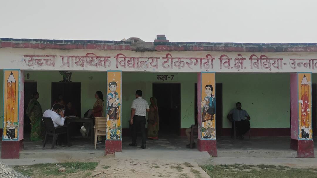 BJP सांसद साक्षी महाराज के गोद लिए गांव 400 दिनों से बंद है सरकारी स्कूल, हुआ बड़ा खुलासा Unnao MP Sakshi Maharaj adopted village reached everyone shocked see condition of school ann BJP सांसद साक्षी महाराज के गोद लिए गांव 400 दिनों से बंद है सरकारी स्कूल, हुआ बड़ा खुलासा