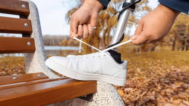 Cleaning Shoes: জুতো পরিষ্কার নিয়ে মাথাব্যথা থাকবে না। সহজ উপায় রইল। ছবি: ফ্রিপিক।