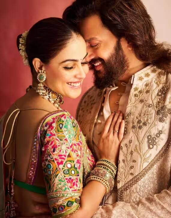 જેનેલિયા અને રિતેશ દેશમુખ બોલિવૂડના સૌથી ક્યૂટ કપલ્સમાંથી એક છે. બંનેની પહેલી મુલાકાત 2003માં ફિલ્મ તુઝે મેરી કસમના સેટ પર થઈ હતી. મિત્રતાના રૂપમાં જે શરૂ થયું તે ટૂંક સમયમાં જ ખીલતી લવ સ્ટોરીમાં ફેરવાઈ ગયું. બંનેએ પોતાના સંબંધોને ગુપ્ત રાખ્યા અને પછી 2012માં બંનેએ ધર્મની દીવાલ ઓળંગીને લગ્ન કરી લીધા. તમને જણાવી દઈએ કે રિતેશ દેશમુખ હિન્દુ છે અને જેનેલિયા ખ્રિસ્તી ધર્મમાંથી આવે છે.