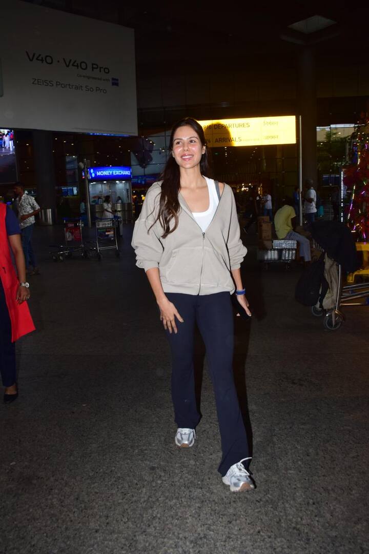 Sonam Bajwa was also seen at the aiport in a comfy and casual look.
