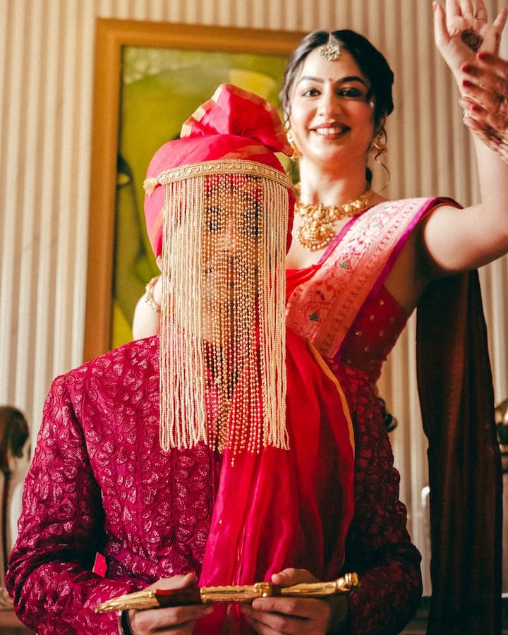 वहीं इससे पहले एक्टर ने अपने इंस्टाग्राम अकाउंट पर कुछ तस्वीरें शेयर की हैं. जिसमें वो दूल्हा बनते हुए नजर आ रहे थे.