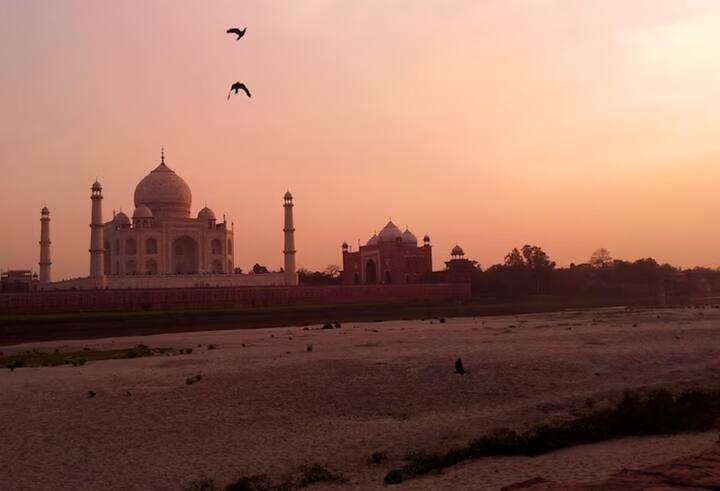 ਸੂਰਜ ਚੜ੍ਹਨ ਅਤੇ ਸੂਰਜ ਡੁੱਬਣ ਦੇ ਸਮੇਂ, ਸੂਰਜ ਦੀ ਰੌਸ਼ਨੀ ਸਿੱਧੀ ਤਾਜ ਮਹਿਲ 'ਤੇ ਪੈਂਦੀ ਹੈ। ਇਸ ਸਮੇਂ ਸੂਰਜ ਦੀ ਰੌਸ਼ਨੀ ਕਮਜ਼ੋਰ ਹੁੰਦੀ ਹੈ ਅਤੇ ਇਸ ਵਿੱਚ ਲਾਲ, ਸੰਤਰੀ ਅਤੇ ਗੁਲਾਬੀ ਰੰਗ ਦੀਆਂ ਕਿਰਨਾਂ ਵਧੇਰੇ ਹੁੰਦੀਆਂ ਹਨ। ਇਹ ਕਿਰਨਾਂ ਸੰਗਮਰਮਰ ਨਾਲ ਟਕਰਾ ਕੇ ਤਾਜ ਮਹਿਲ ਨੂੰ ਗੁਲਾਬੀ, ਸੁਨਹਿਰੀ ਜਾਂ ਜਾਮਨੀ ਬਣਾਉਂਦੀਆਂ ਹਨ।