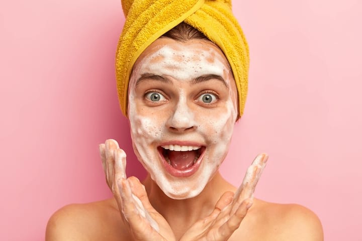 Skin irritation and inflammation: Dirt and dust can cause skin irritation and inflammation. In such a situation, face wash can clean the face well, but when it is not used, the dirt remains stuck and the problems increase.