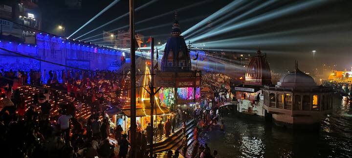 जबकि नगर निगम अन्य संगठनों के सहयोग से हरिद्वार के 50 घाटों पर लगभग 3 लाख पचास हजार दीपक जलाए गये.