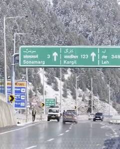 पहली बर्फबारी के बाद पहाड़ों पर दिखा अद्भुत नजारा लोकेशन- जम्मू-कश्मीर | ABP Shorts